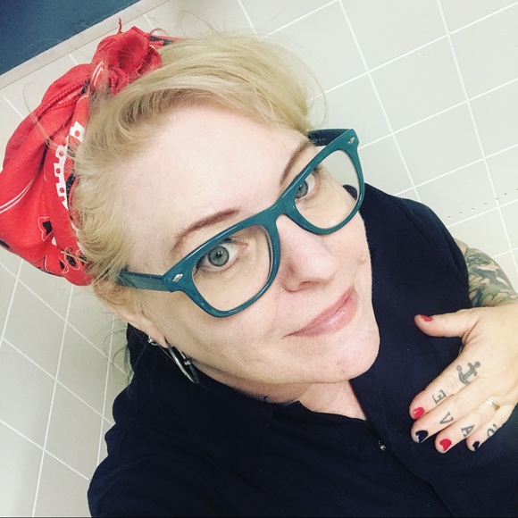 Hi! I’m Sandi & I love all things vintage & 🐶😻 - Picture 10 of 12